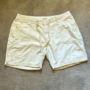 St. John's Bay 18W Cream Shorts